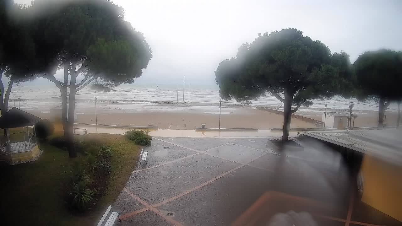 Gradež Vhod na Plažo: Pogled v Živo na Obalo