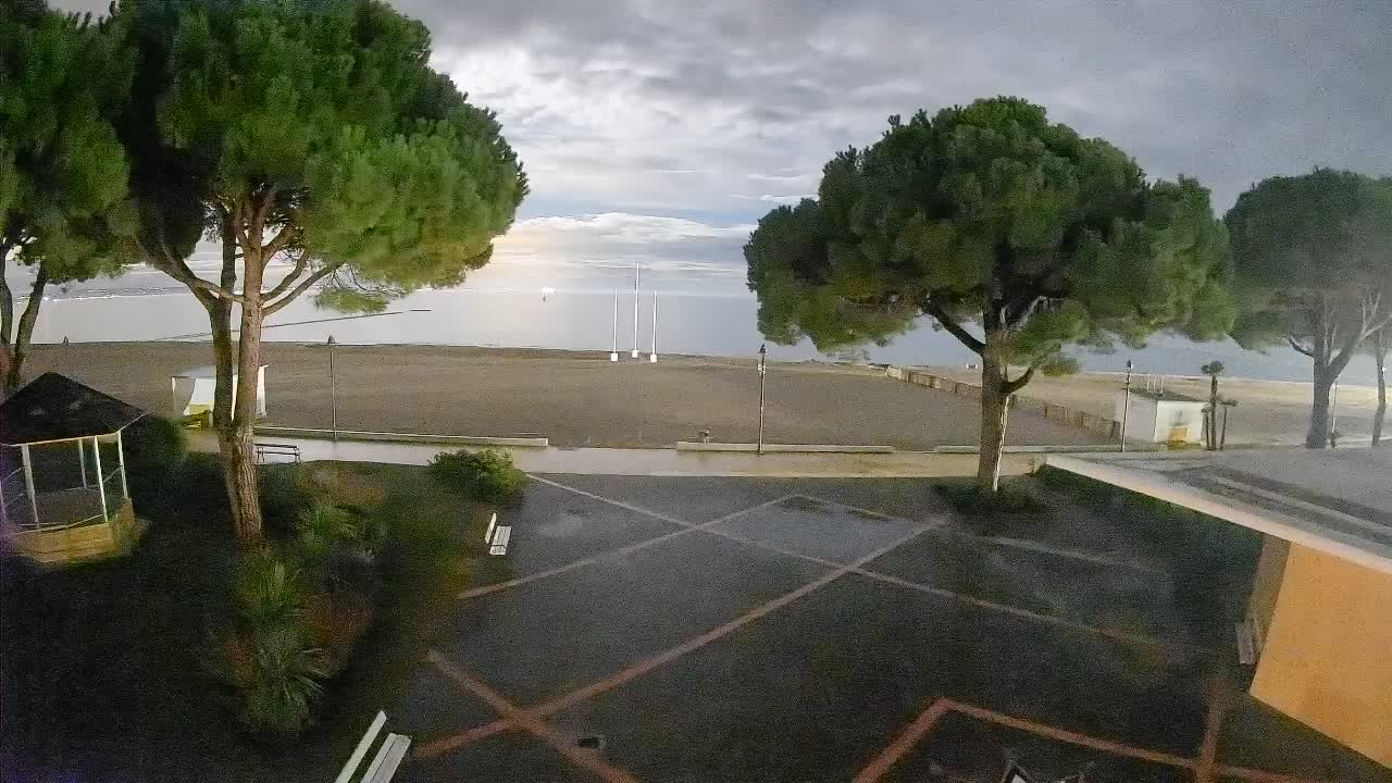 Gradež Vhod na Plažo: Pogled v Živo na Obalo