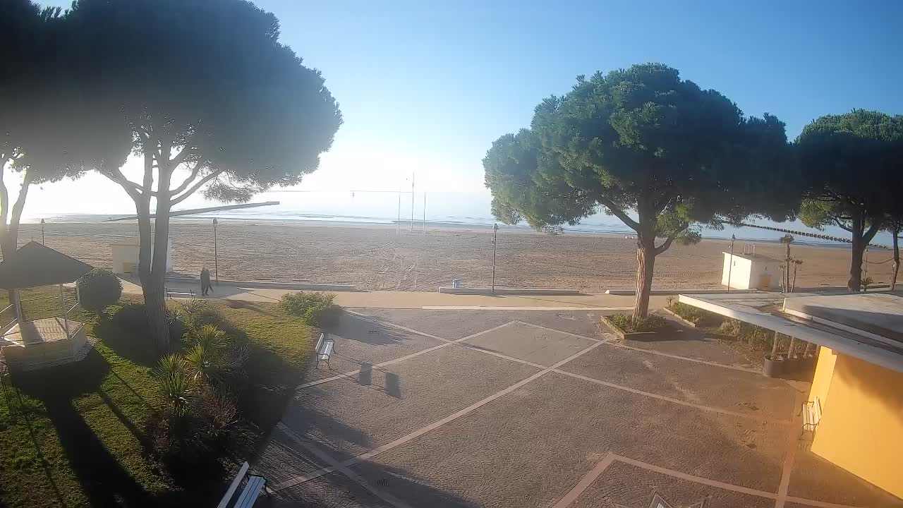 Gradež Vhod na Plažo: Pogled v Živo na Obalo