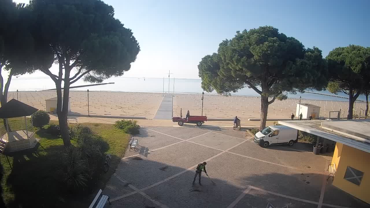 Gradež Vhod na Plažo: Pogled v Živo na Obalo