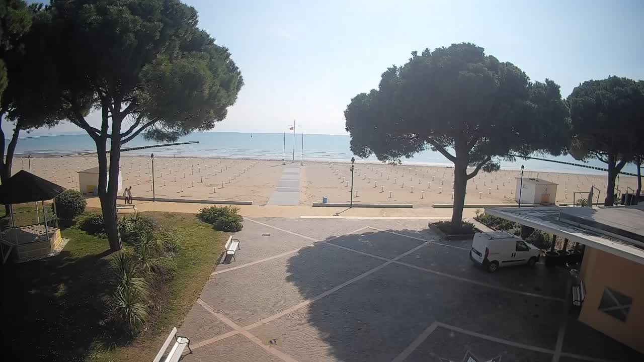 Gradež Vhod na Plažo: Pogled v Živo na Obalo