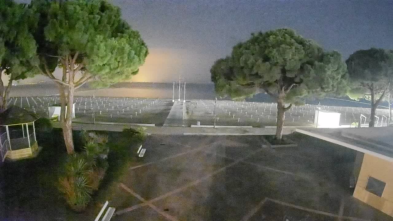 Gradež Vhod na Plažo: Pogled v Živo na Obalo