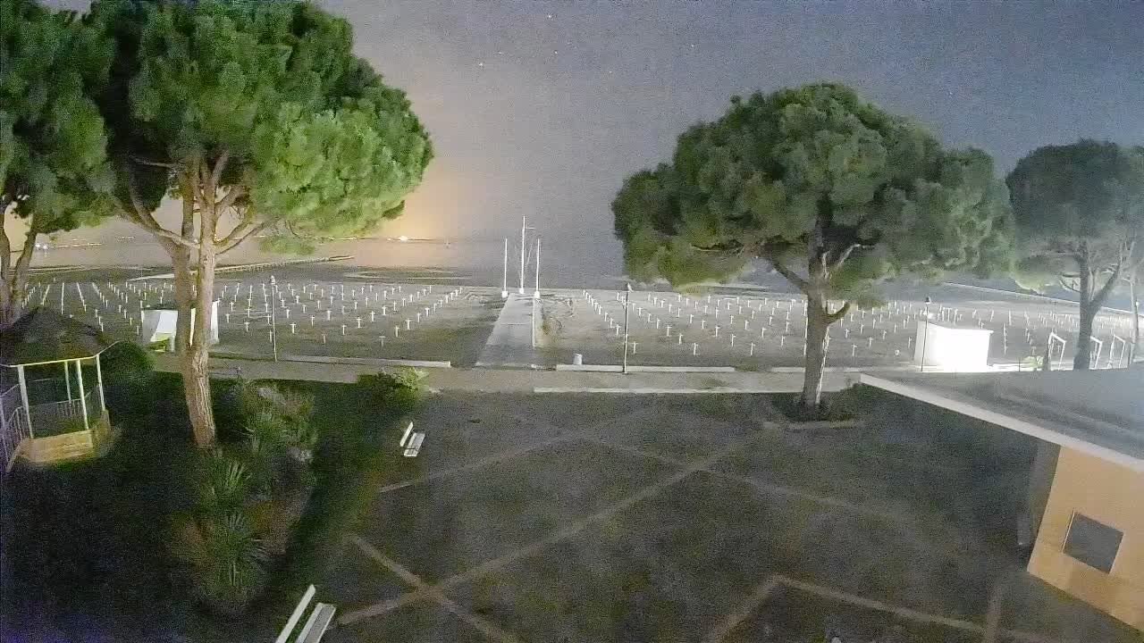 Gradež Vhod na Plažo: Pogled v Živo na Obalo