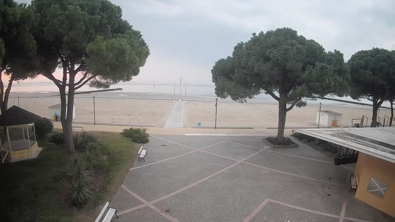 Gradež Vhod na Plažo: Pogled v Živo na Obalo