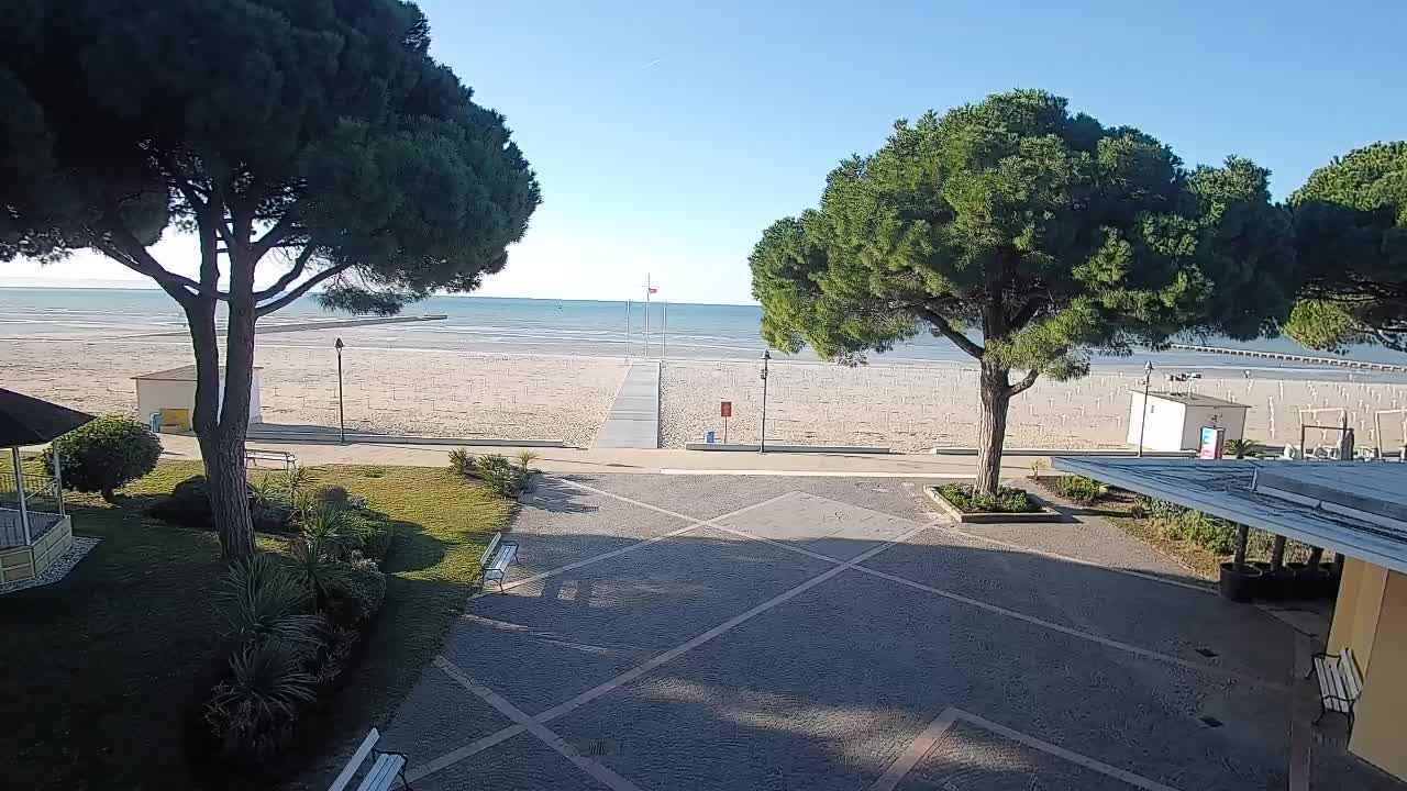 Gradež Vhod na Plažo: Pogled v Živo na Obalo