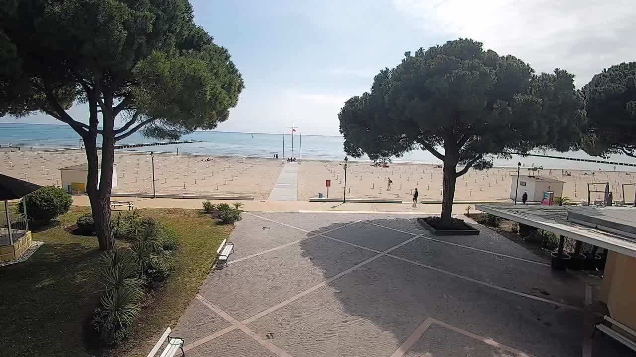 Gradež Vhod na Plažo: Pogled v Živo na Obalo