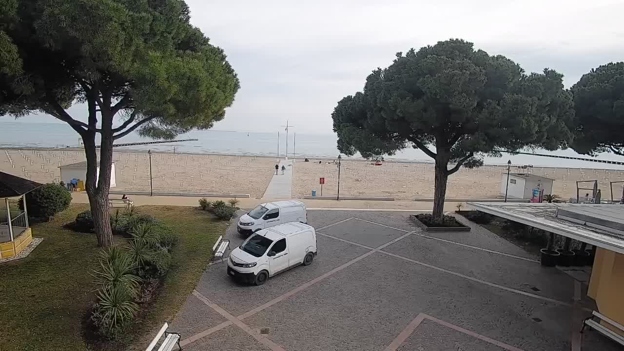 Gradež Vhod na Plažo: Pogled v Živo na Obalo