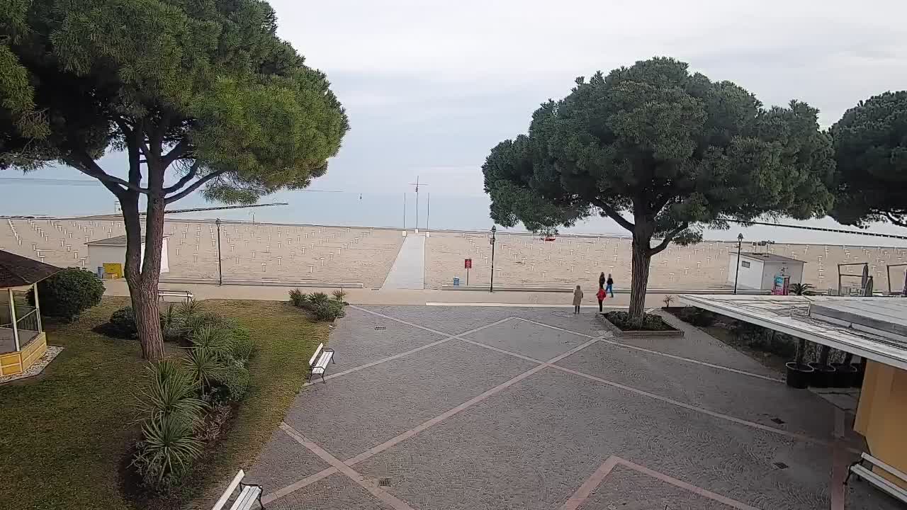 Gradež Vhod na Plažo: Pogled v Živo na Obalo