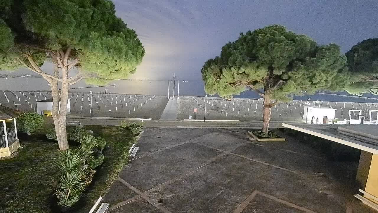 Gradež Vhod na Plažo: Pogled v Živo na Obalo