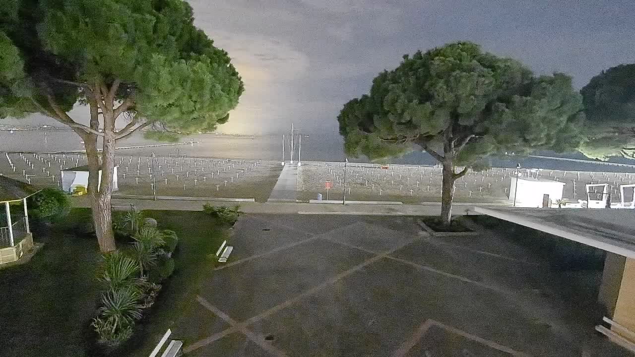 Gradež Vhod na Plažo: Pogled v Živo na Obalo