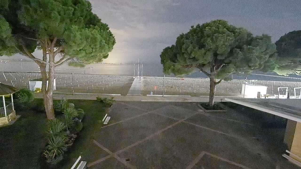 Gradež Vhod na Plažo: Pogled v Živo na Obalo