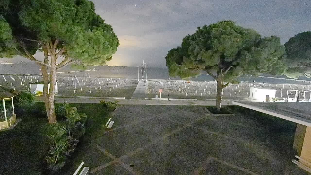 Gradež Vhod na Plažo: Pogled v Živo na Obalo