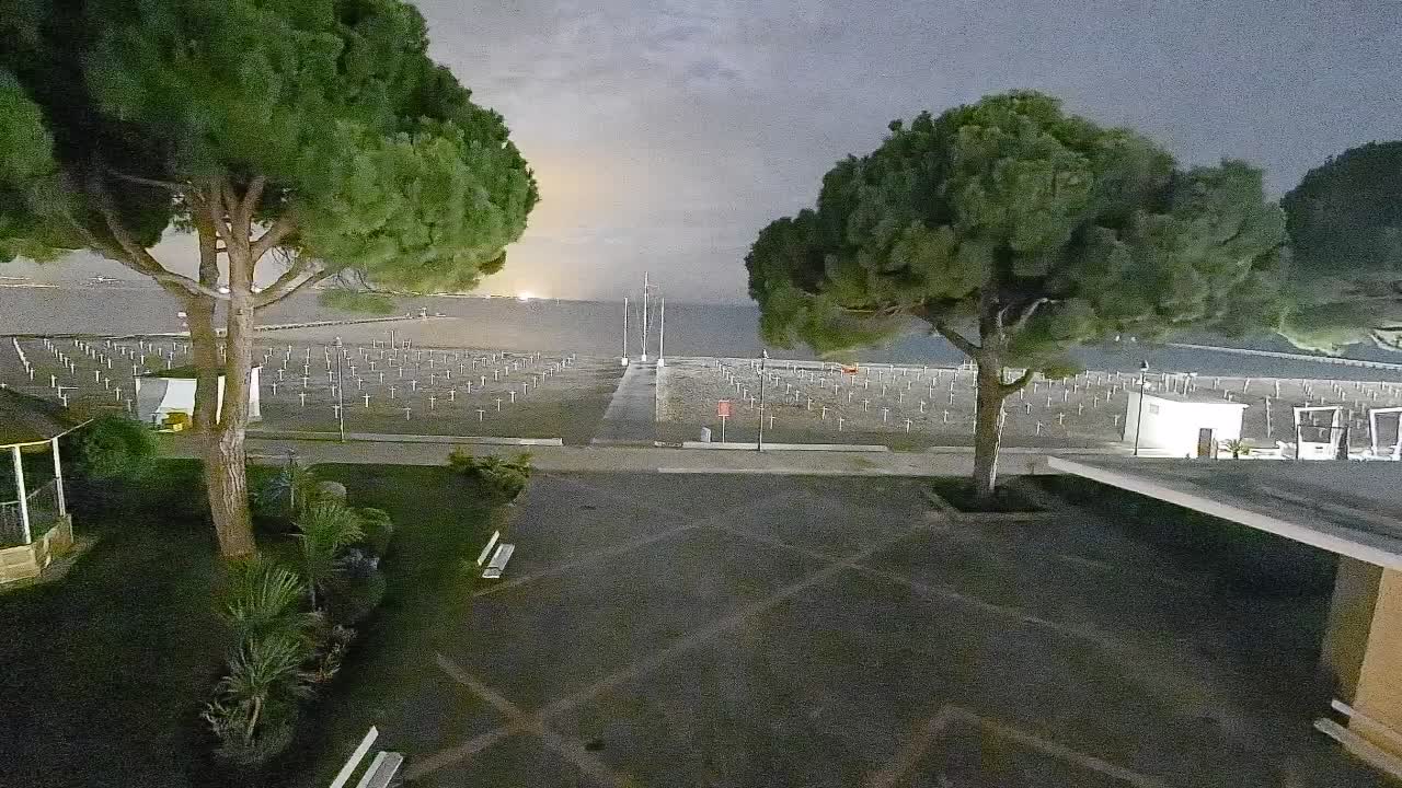 Gradež Vhod na Plažo: Pogled v Živo na Obalo