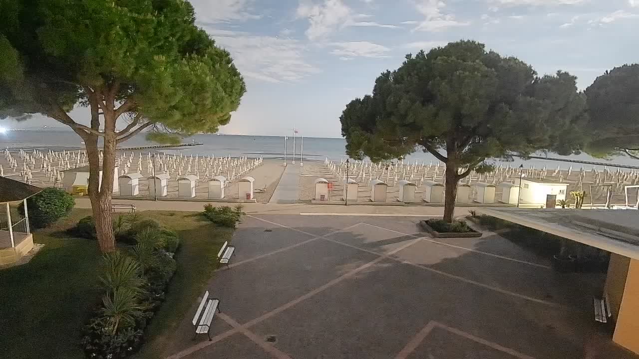 Gradež Vhod na Plažo: Pogled v Živo na Obalo