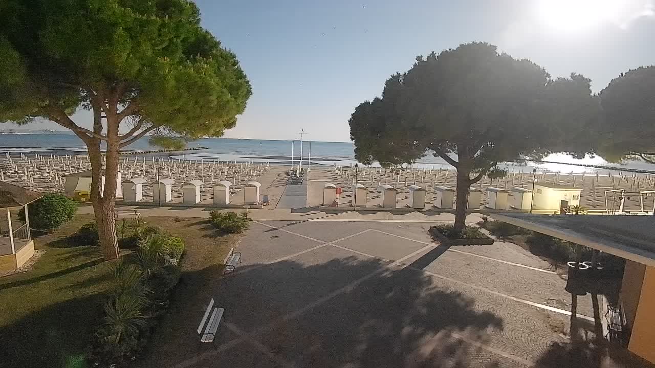 Gradež Vhod na Plažo: Pogled v Živo na Obalo