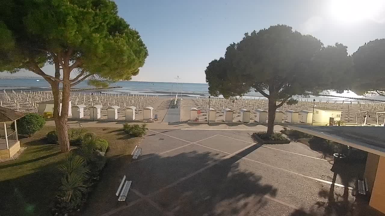 Gradež Vhod na Plažo: Pogled v Živo na Obalo