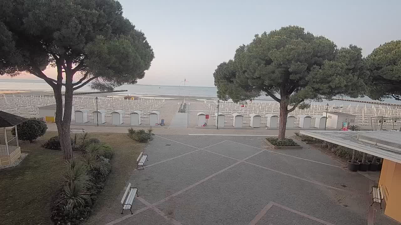 Gradež Vhod na Plažo: Pogled v Živo na Obalo