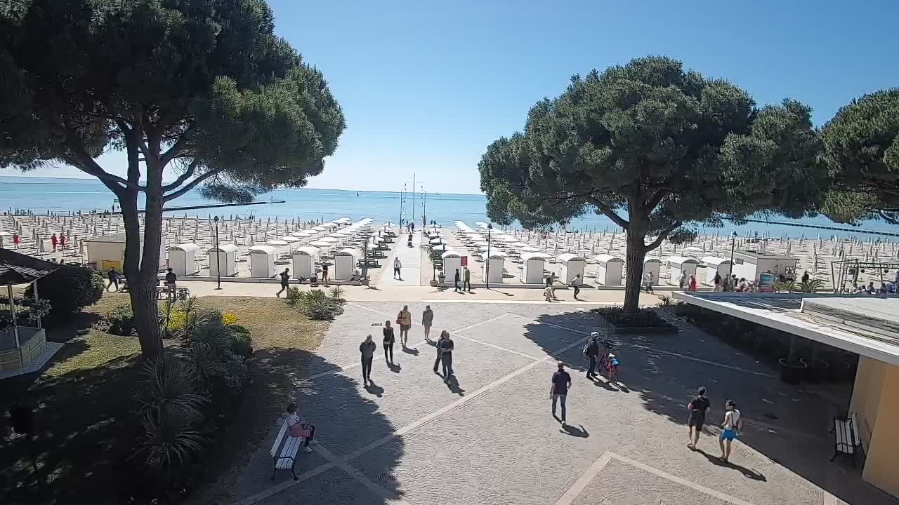 Gradež Vhod na Plažo: Pogled v Živo na Obalo