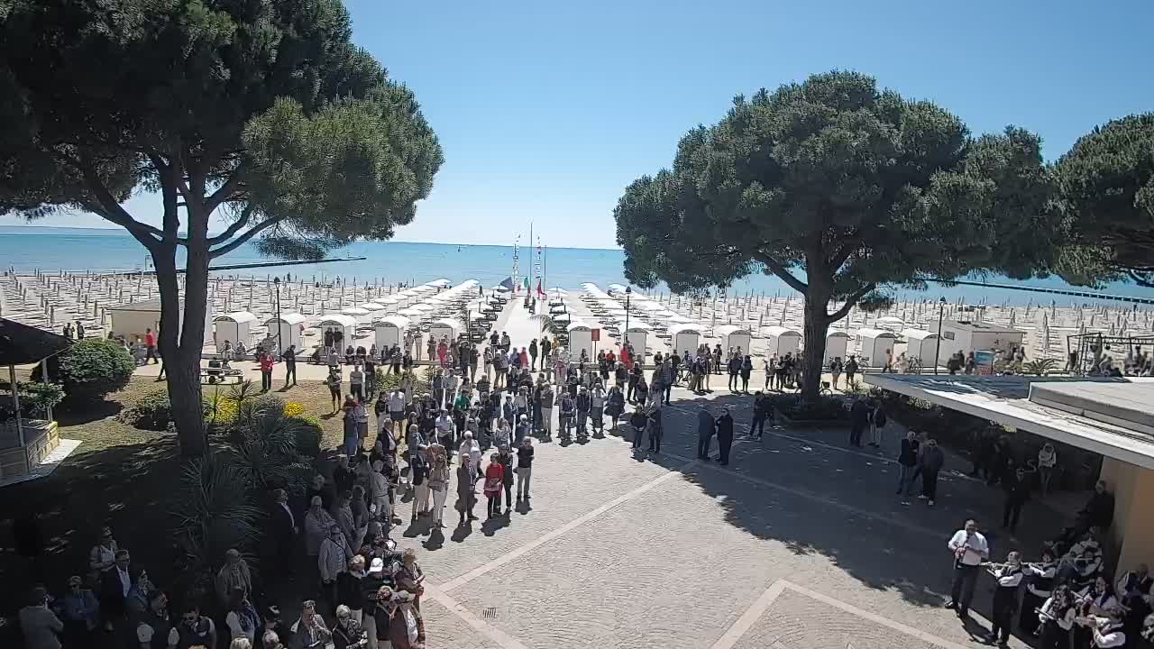 Gradež Vhod na Plažo: Pogled v Živo na Obalo
