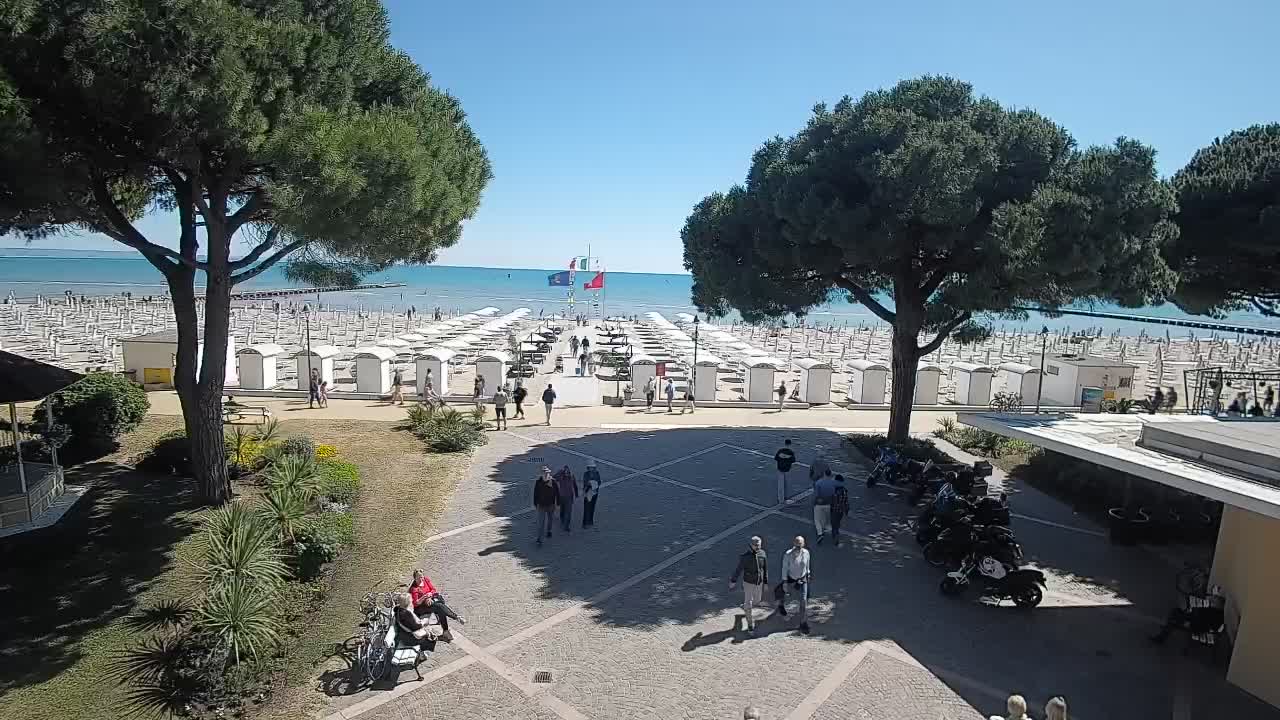Gradež Vhod na Plažo: Pogled v Živo na Obalo