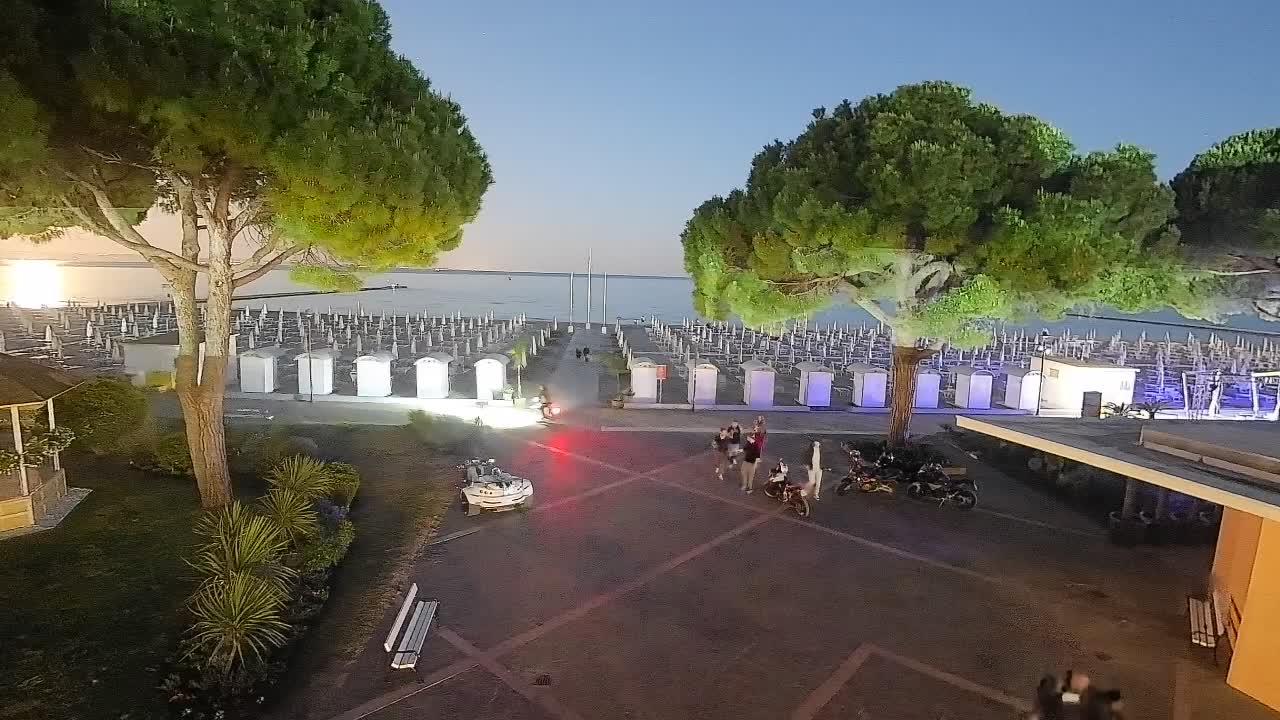 Gradež Vhod na Plažo: Pogled v Živo na Obalo