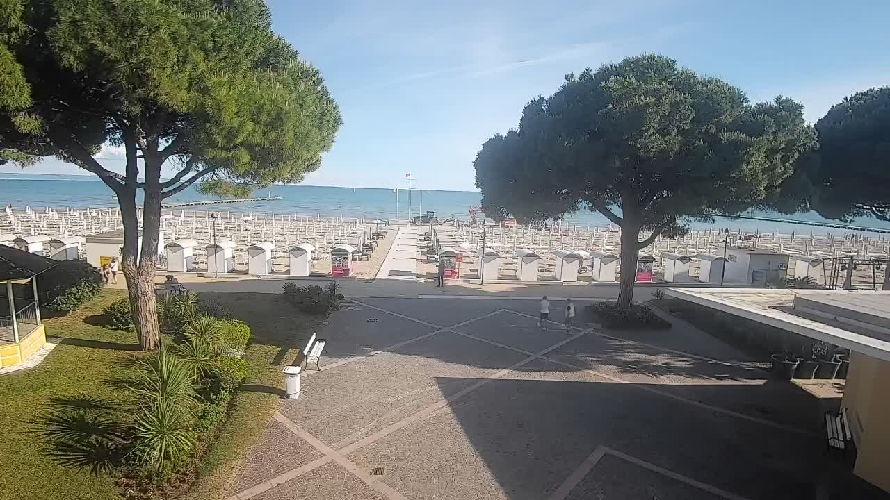 Gradež Vhod na Plažo: Pogled v Živo na Obalo