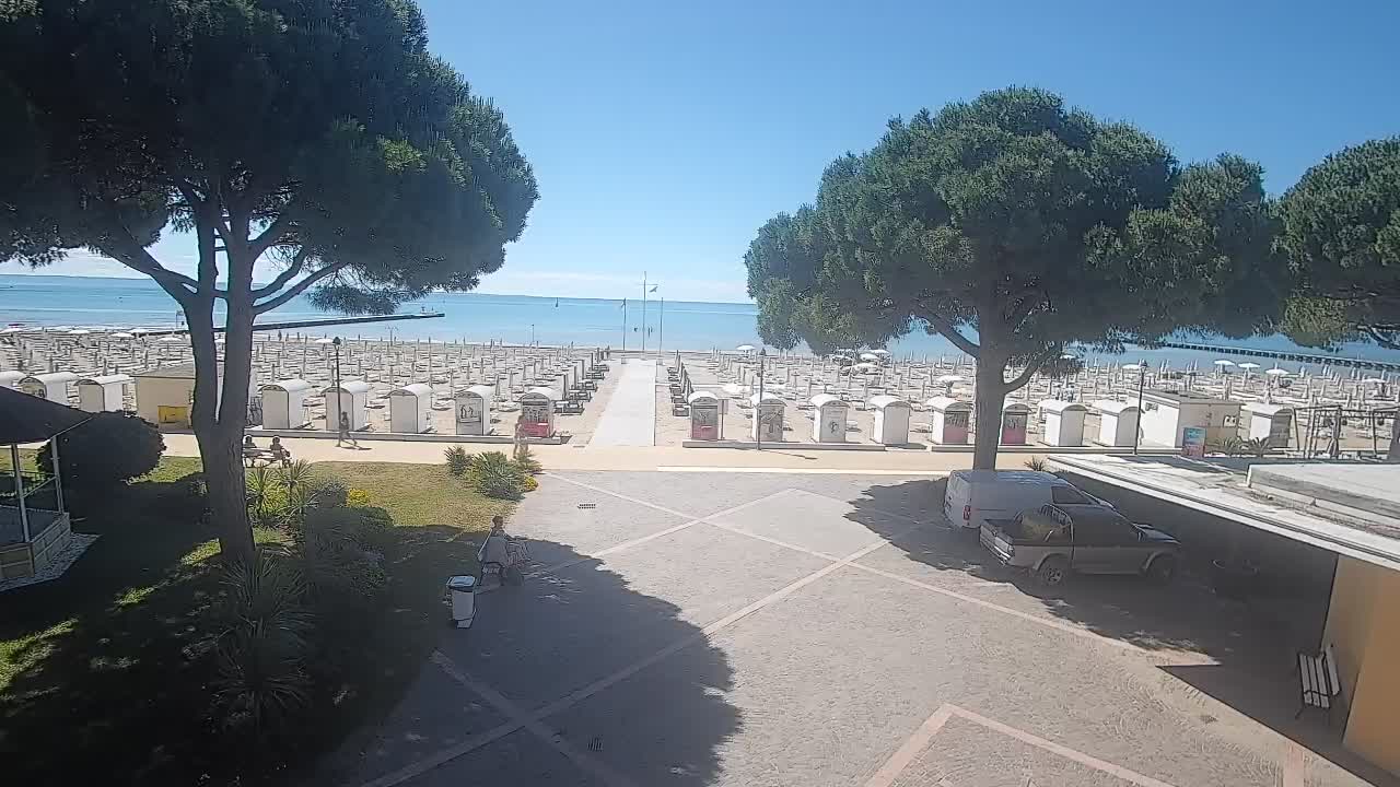 Gradež Vhod na Plažo: Pogled v Živo na Obalo