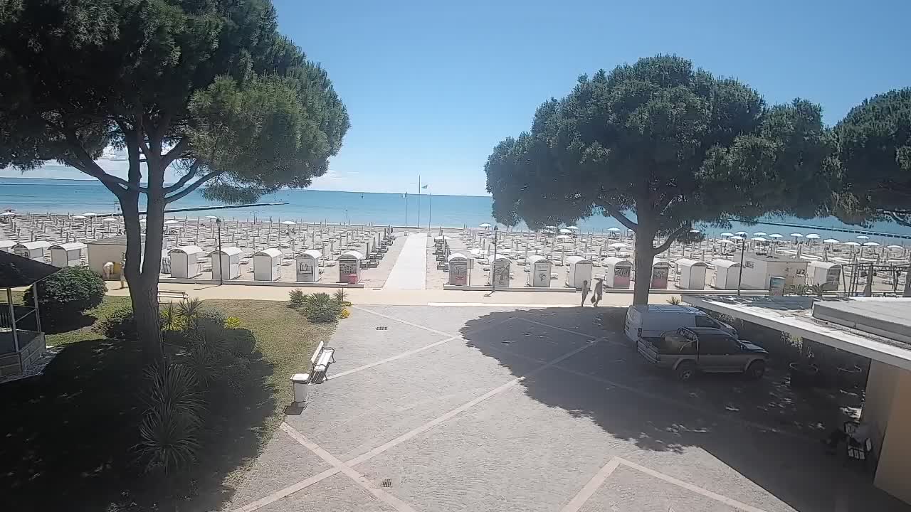 Gradež Vhod na Plažo: Pogled v Živo na Obalo