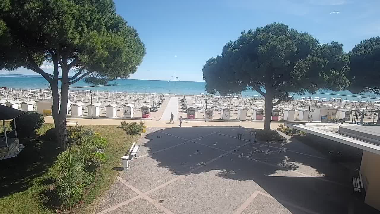 Gradež Vhod na Plažo: Pogled v Živo na Obalo