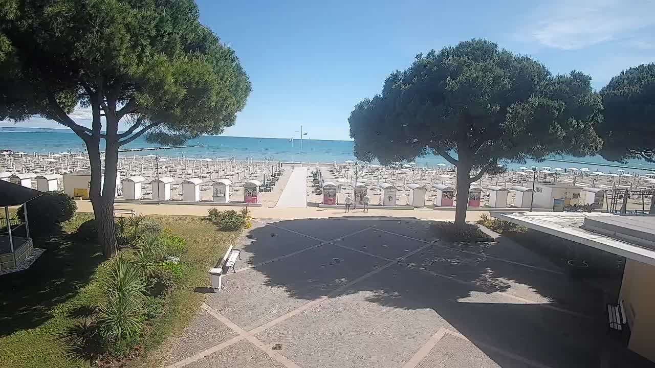 Gradež Vhod na Plažo: Pogled v Živo na Obalo