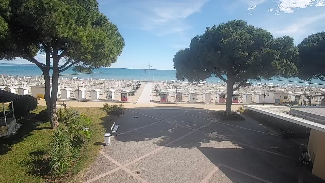 Gradež Vhod na Plažo: Pogled v Živo na Obalo