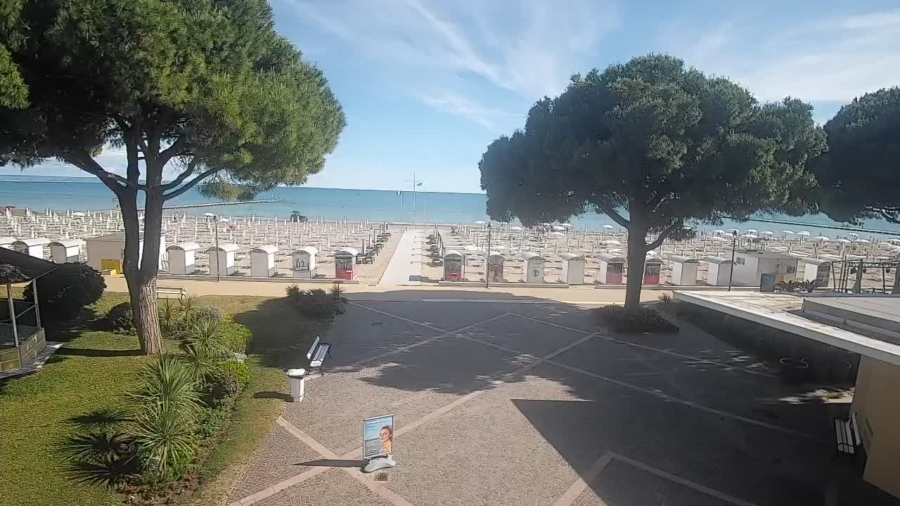 Gradež Vhod na Plažo: Pogled v Živo na Obalo
