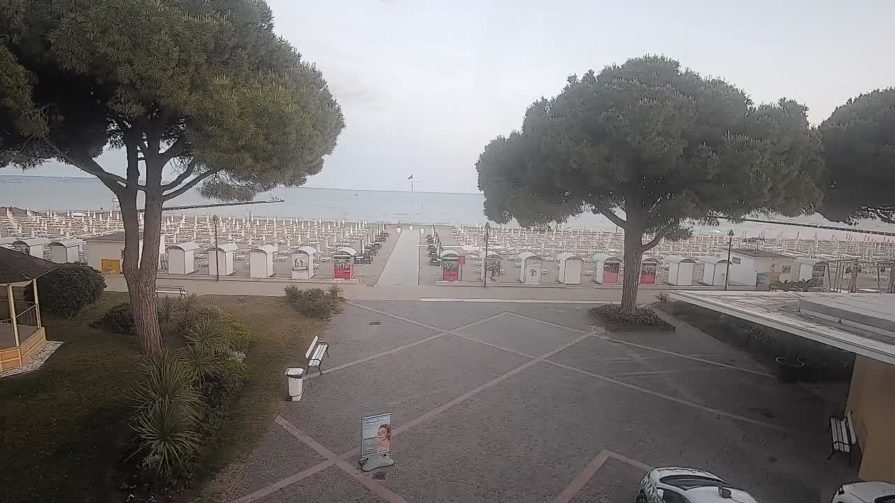 Gradež Vhod na Plažo: Pogled v Živo na Obalo