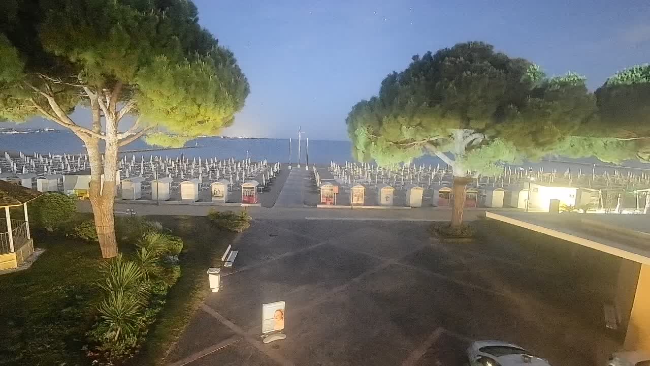 Gradež Vhod na Plažo: Pogled v Živo na Obalo