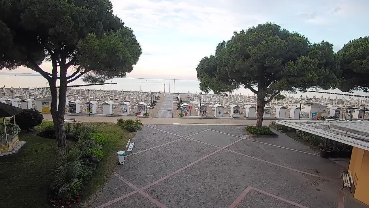 Gradež Vhod na Plažo: Pogled v Živo na Obalo