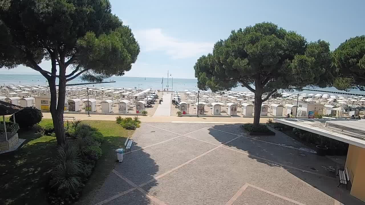 Gradež Vhod na Plažo: Pogled v Živo na Obalo