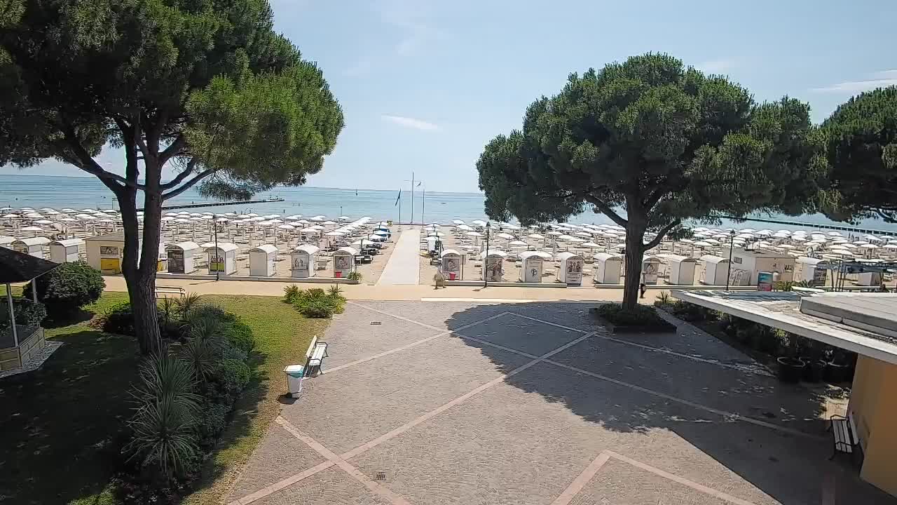 Gradež Vhod na Plažo: Pogled v Živo na Obalo