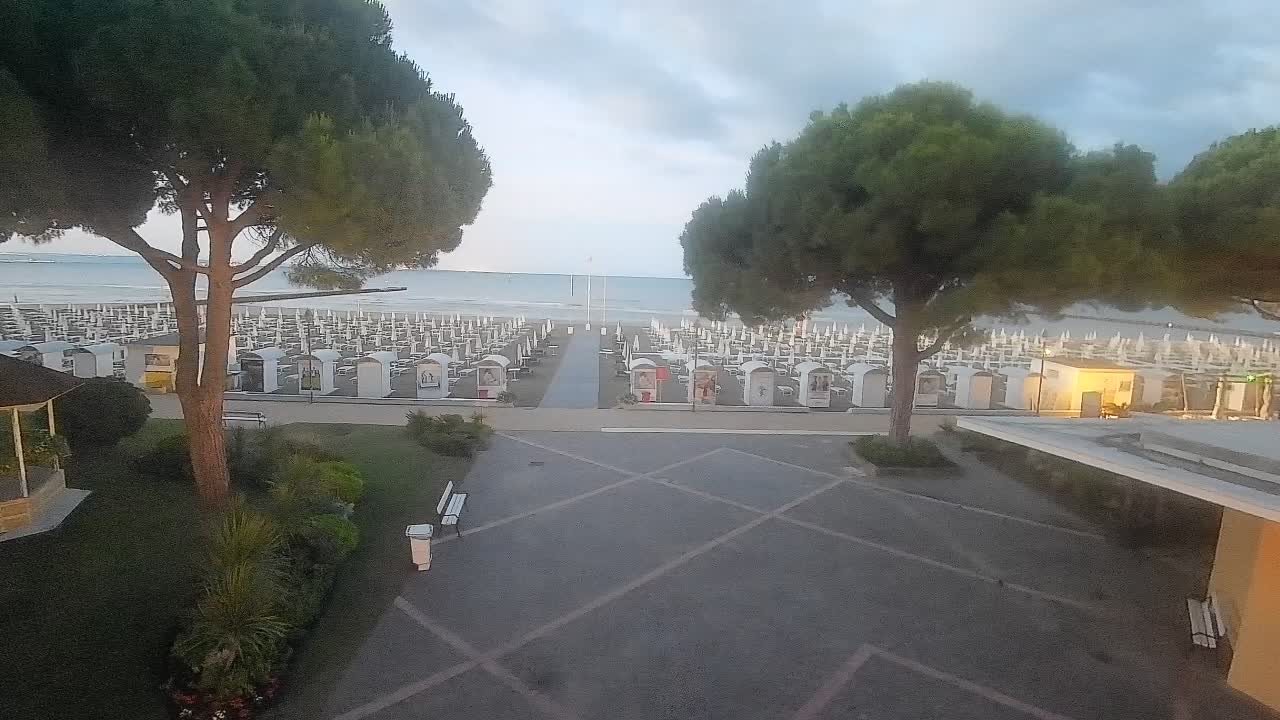 Gradež Vhod na Plažo: Pogled v Živo na Obalo