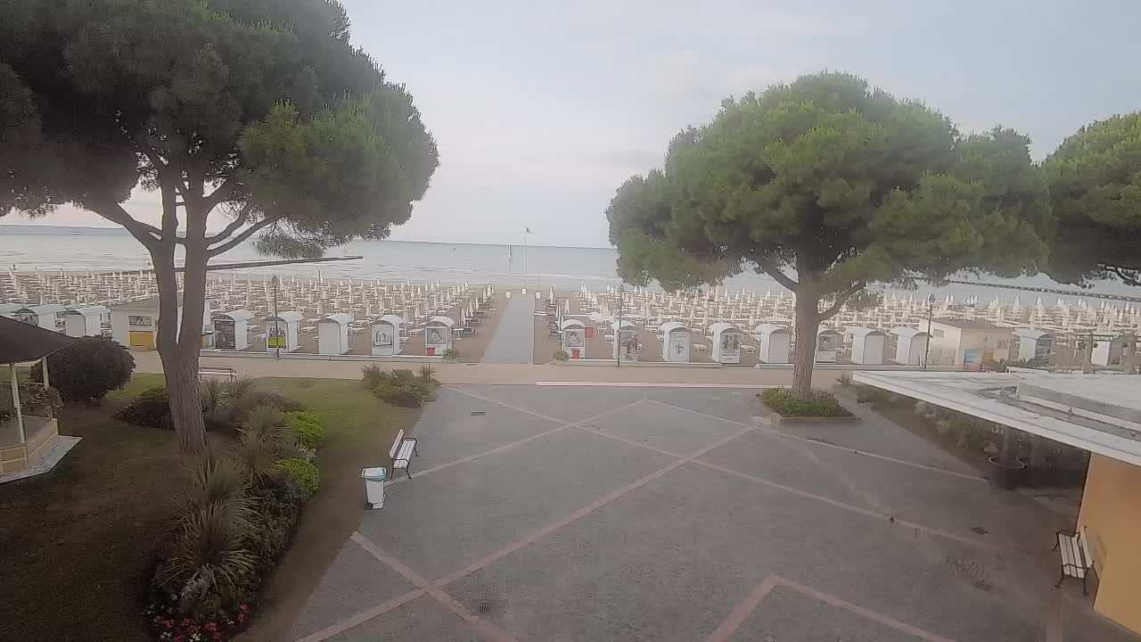 Gradež Vhod na Plažo: Pogled v Živo na Obalo