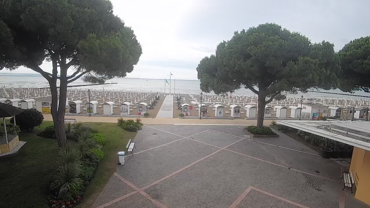 Gradež Vhod na Plažo: Pogled v Živo na Obalo