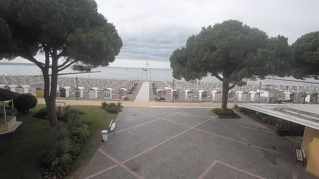 Gradež Vhod na Plažo: Pogled v Živo na Obalo