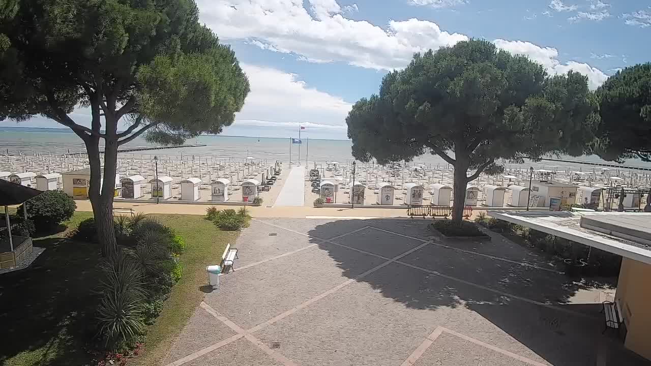 Gradež Vhod na Plažo: Pogled v Živo na Obalo