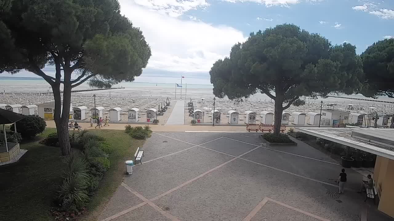 Gradež Vhod na Plažo: Pogled v Živo na Obalo