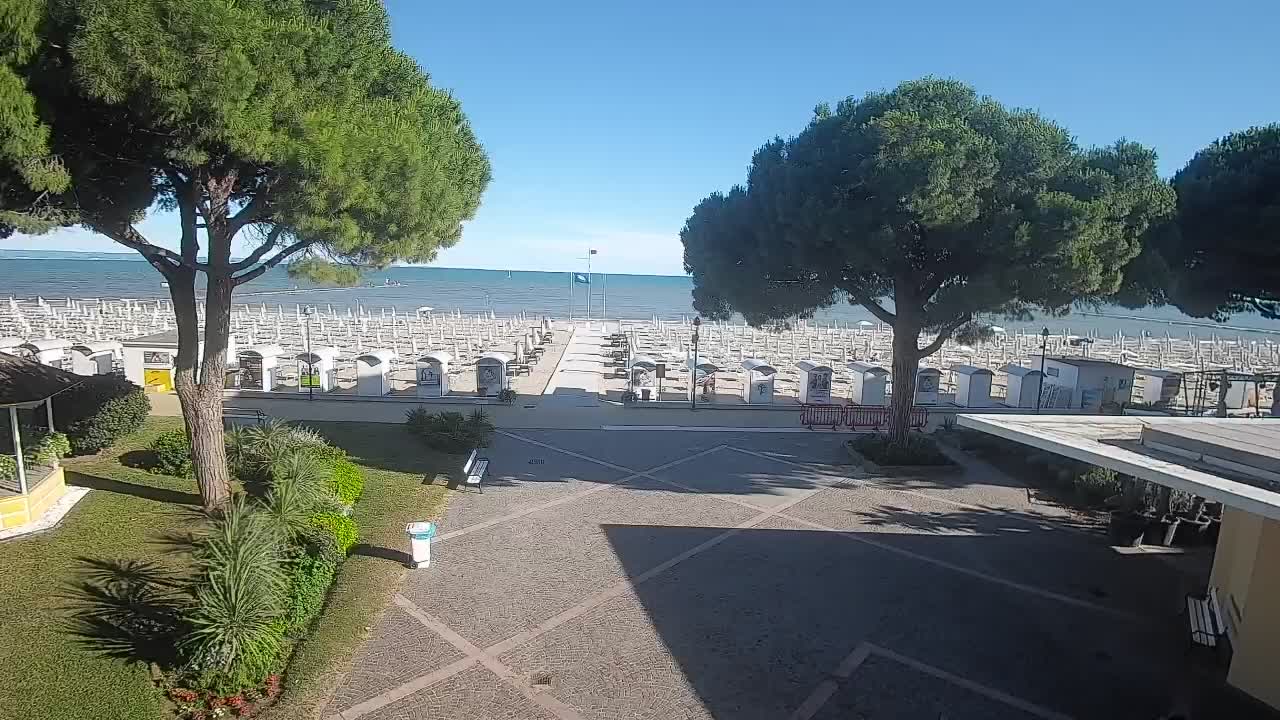 Gradež Vhod na Plažo: Pogled v Živo na Obalo