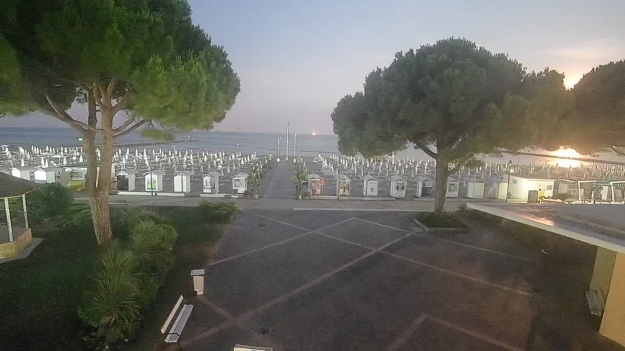 Gradež Vhod na Plažo: Pogled v Živo na Obalo