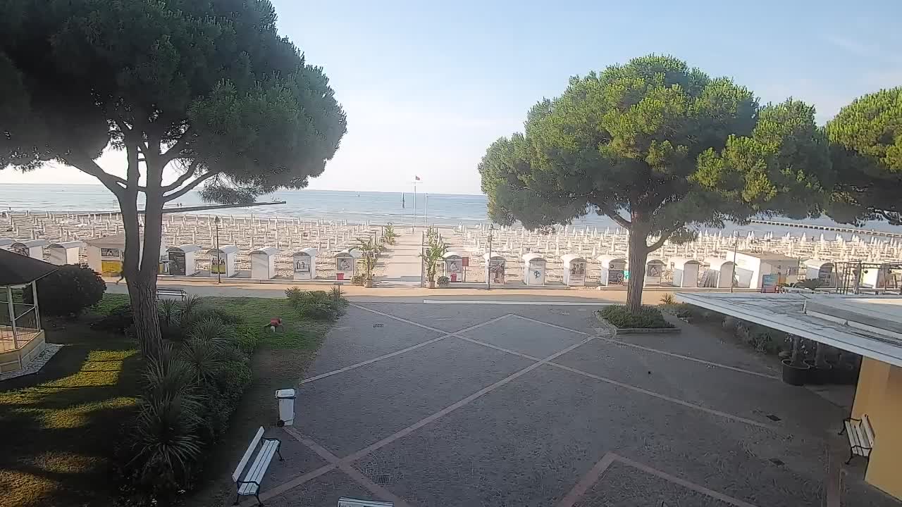 Gradež Vhod na Plažo: Pogled v Živo na Obalo