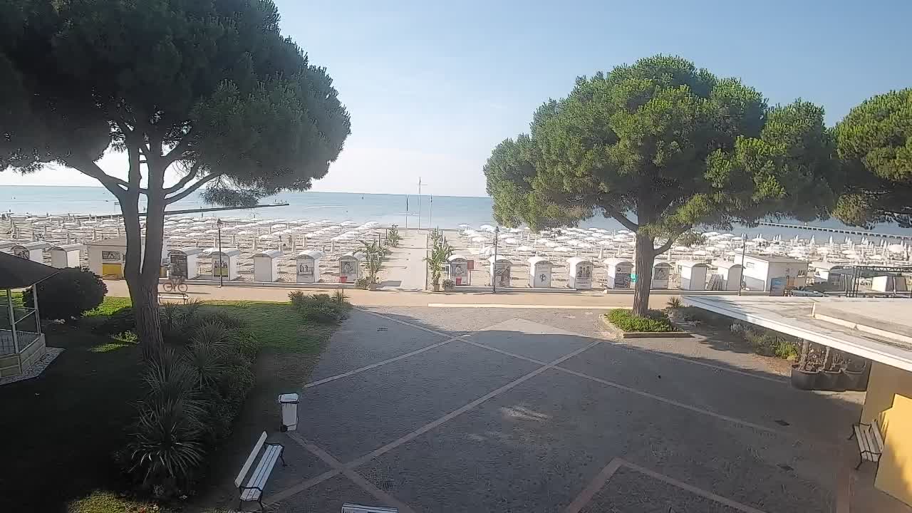 Gradež Vhod na Plažo: Pogled v Živo na Obalo