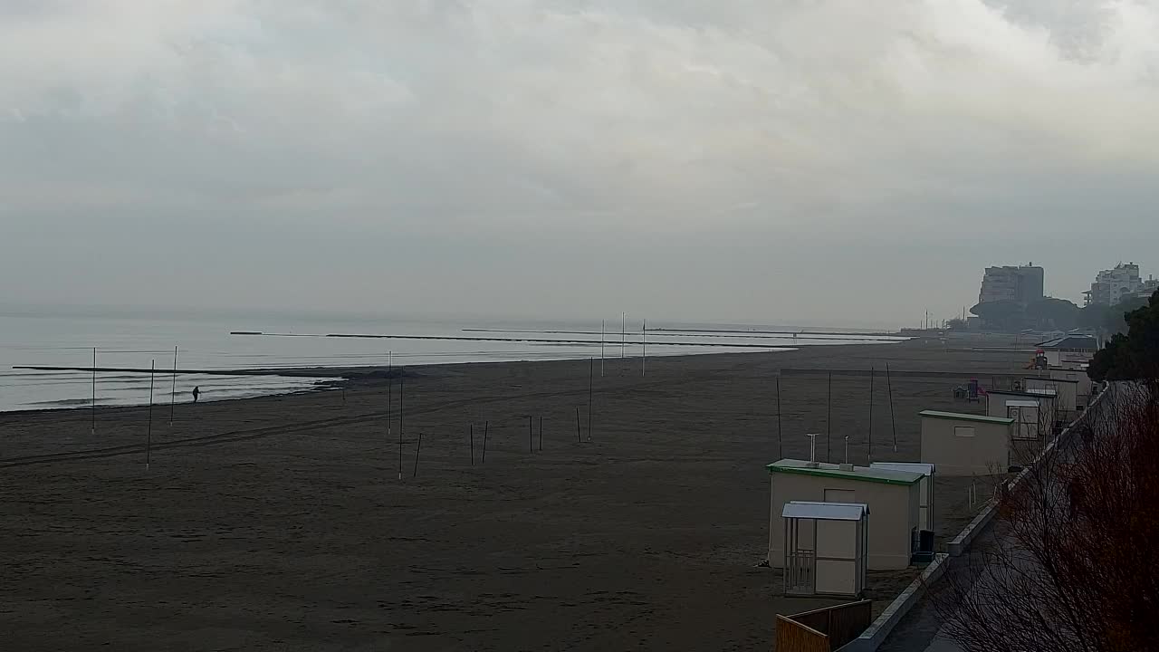 Webcam en vivo Grado: Vistas de la playa y del parque acuático en tiempo real