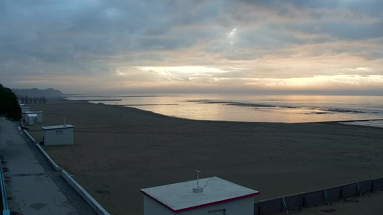 Webcam en vivo Grado: Vistas de la playa y del parque acuático en tiempo real