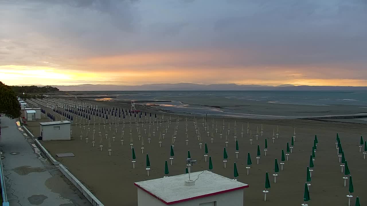 Webcam en vivo Grado: Vistas de la playa y del parque acuático en tiempo real